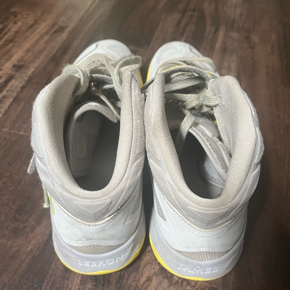 Nike Lebron James 599264-001 Solider 7 Sonic Yellow Shoes Size 11 - Picture 2 of 7